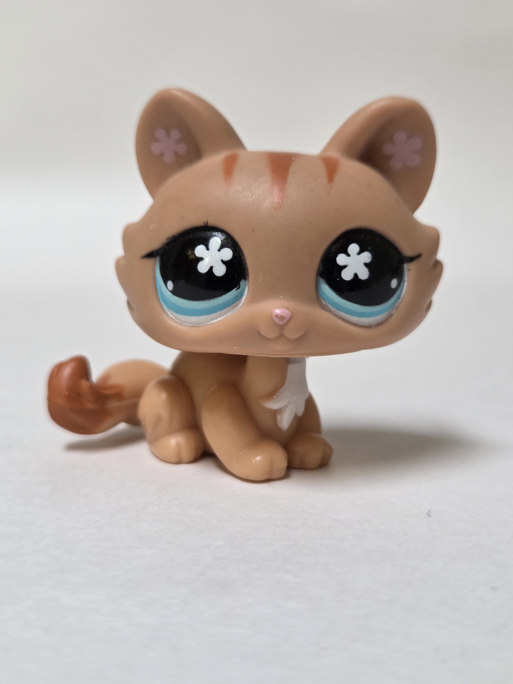 Littlest Pet Shop Cat #649 Orange Tan Crouching Kitten Blue Flower Eyes